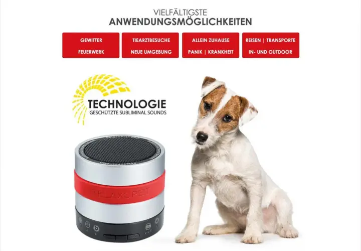 Ein süßer Hund sitzt neben einem Relaxopet-Gerät, das für Hunde Entspannungsmusik abspielt. Ideal bei Gewitter, Feuerwerk oder Tierarztbesuchen.