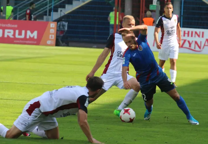 Piast Gliwice – Pogoń Szczecin. Piłkarze walczą o piłkę na murawie.