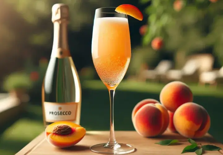 Orzeźwiający Bellini z prosecco, brzoskwiniami i butelką prosecco na drewnianej desce, w letnim ogrodzie.