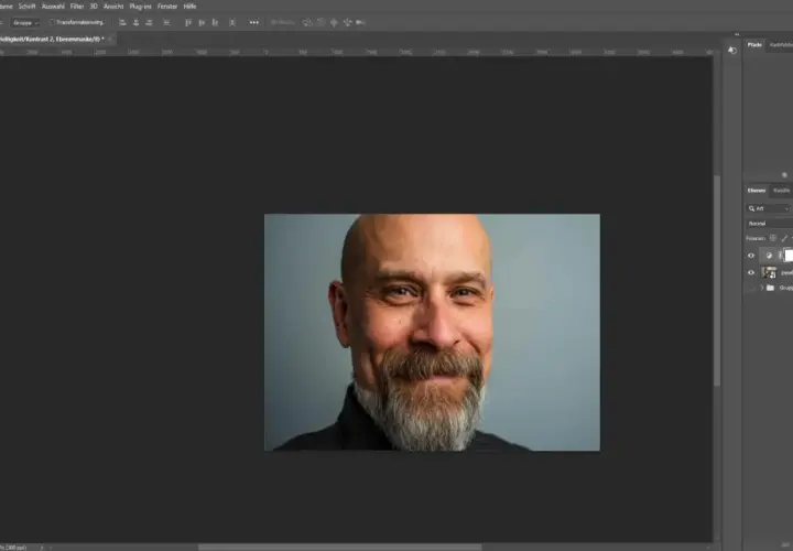 Pokazuje, jak rozjaśnić zdjęcie w Photoshopie, dodając warstwę "Jasność/Kontrast".