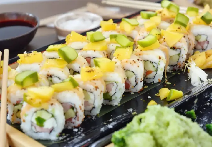 Tykwa sushi z mango i awokado, podana z sosem sojowym i wasabi.