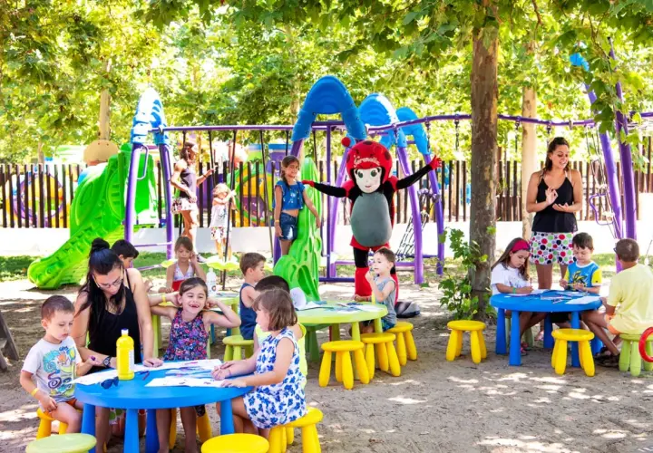 Un villaggio turistico in Sicilia per bambini con animazione e giochi all'aperto.