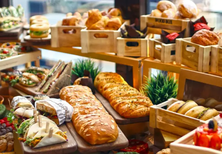 Koszty cateringu na 20 osób: Jak zaplanować budżet bez niespodzianek?