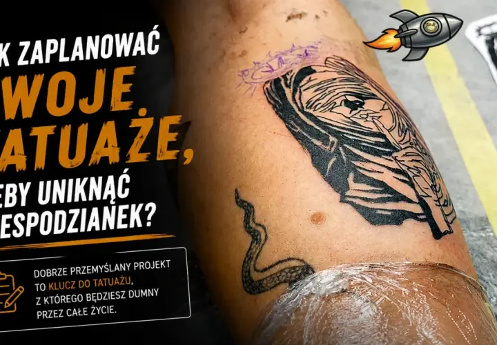 Ręka z tatuażem w trakcie tworzenia. Na skórze widoczny projekt, który przypomina postać w kapturze i węża. Tekst informuje o planowaniu tatuaży.