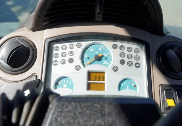 Panel ciągnika z licznikiem motogodzin. 333 motogodziny to dopiero początek pracy, ile motogodzin to dużo?