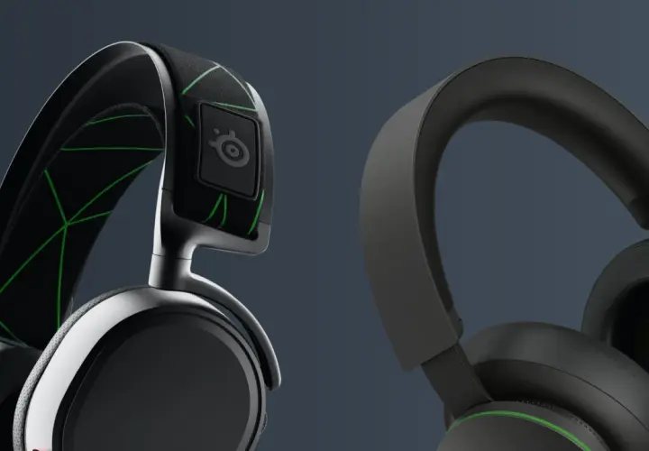 Dwa modele słuchawek do Xbox: jeden z zielonymi akcentami i logo SteelSeries, drugi minimalistyczny, czarny.