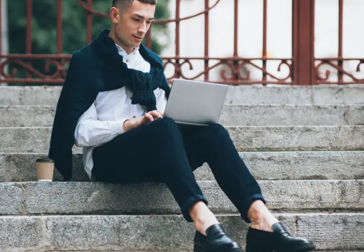 Mokasyny: skarpetki? Bez? Jak nosić je stylowo! Poradnik eksperta