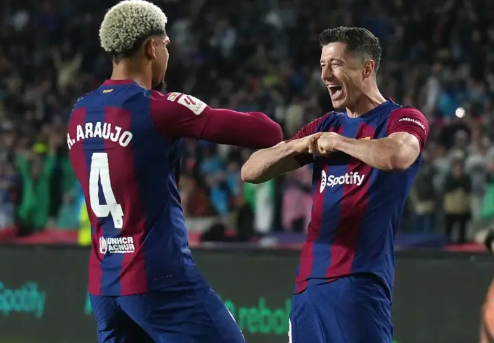 Araujo i Lewandowski świętują bramkę. Choć nie widać opaski, to Lewandowski jest kapitanem Barcelony, a Araujo jego zastępcą.