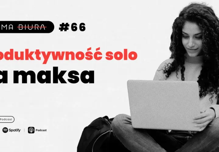 Kobieta z kręconymi włosami pracuje na laptopie. Napis "Produktywność solo na maksa" sugeruje, że nie ma biura, wcale.