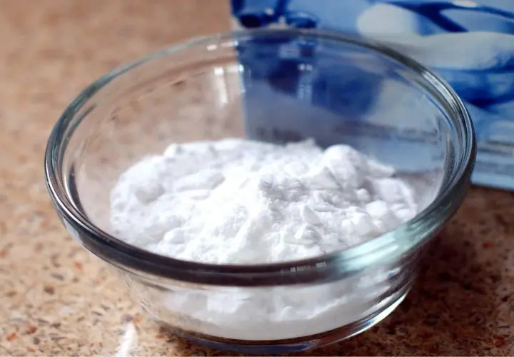 Polvere bianca in una ciotola di vetro, forse per illustrare la differenza tra bicarbonato di sodio e bicarbonato di potassio.