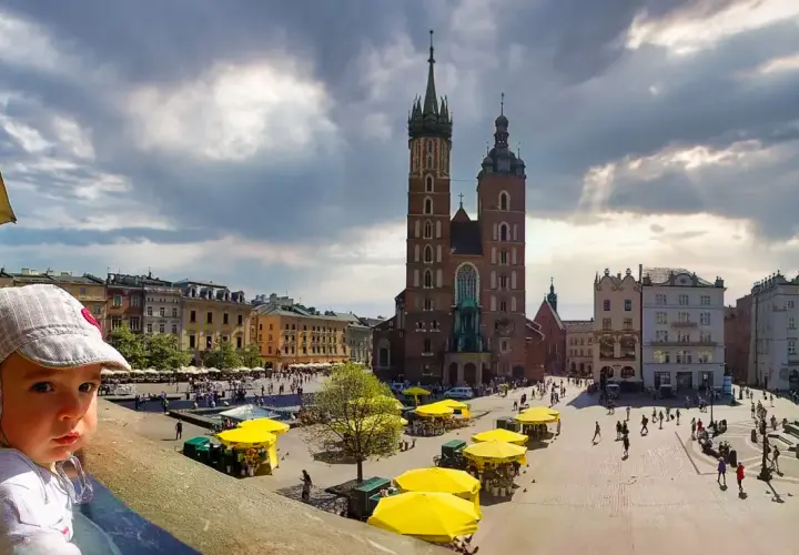 Mały odkrywca na Rynku Głównym w Krakowie. Tu są fajne miejsca w Krakowie dla młodzieży, nawet dla najmłodszych!