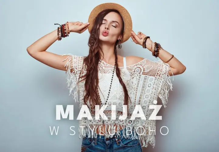 Kobieta w kapeluszu i koronkowym topie, z mnóstwem bransoletek, prezentuje makijaż boho.