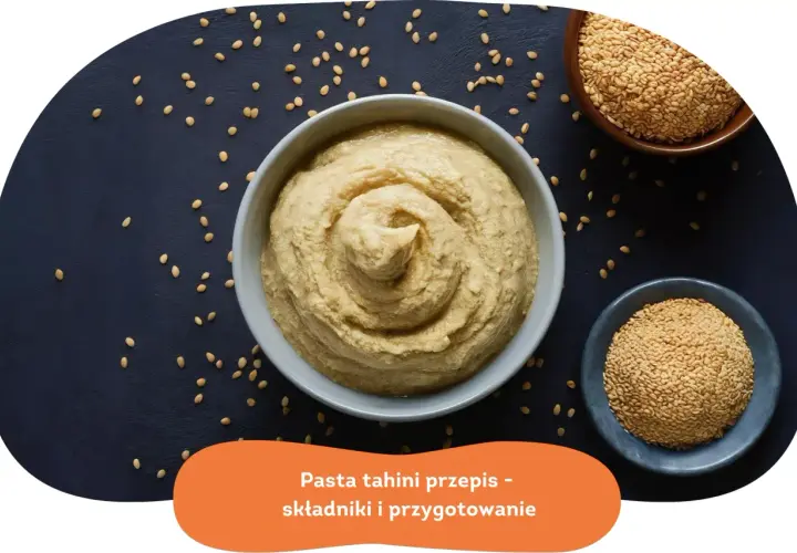 Pasta tahini co to? Kremowa pasta z sezamu w misce, obok nasion sezamu. Przepis na tahini.