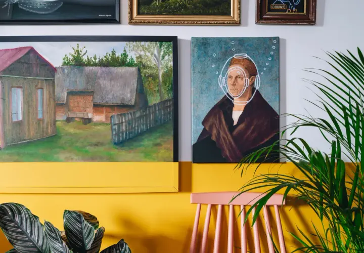 Obraz z chatką i płotem oraz portret w hełmie to świetne pomysły na obraz DIY.