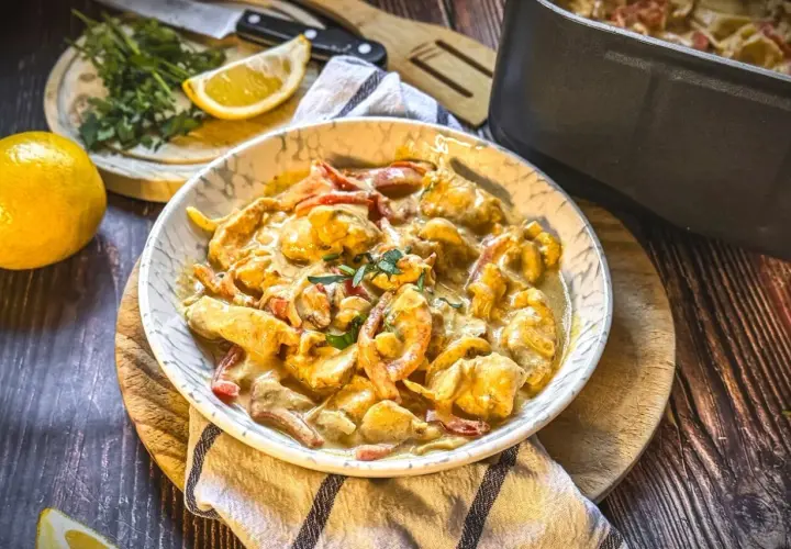 Cremiges Hähnchengeschnetzeltes mit Paprika in einer Schüssel, garniert mit Kräutern. Ein leckeres geschnetzeltes Rezept für jeden Tag.