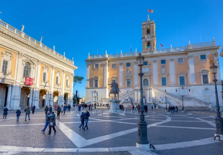 Plac na Kapitolu, jednym z siedmiu wzgórz Rzymu, z Palazzo Senatorio i pomnikiem Marka Aureliusza.