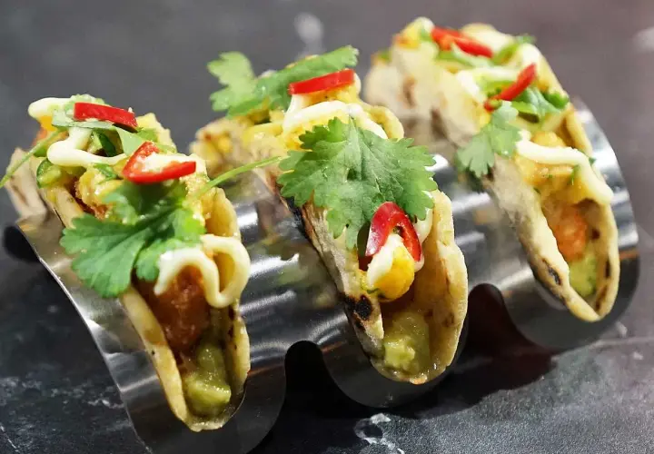 Tre asiatiska tacos med guacamole, majs, koriander och chili. En härlig smakupplevelse!