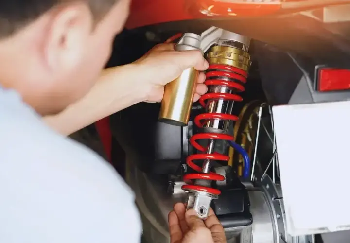 Mechanik reguluje nowy amortyzator motocykla. Sprawdź wymiana amortyzatorów cena i jakość.