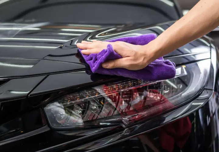 Jak woskować czarne auto? Sekret głębokiej czerni i połysku.