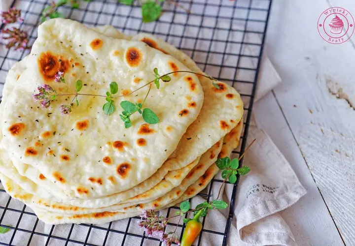 Naan w domu: idealny przepis krok po kroku na puszyste placki!