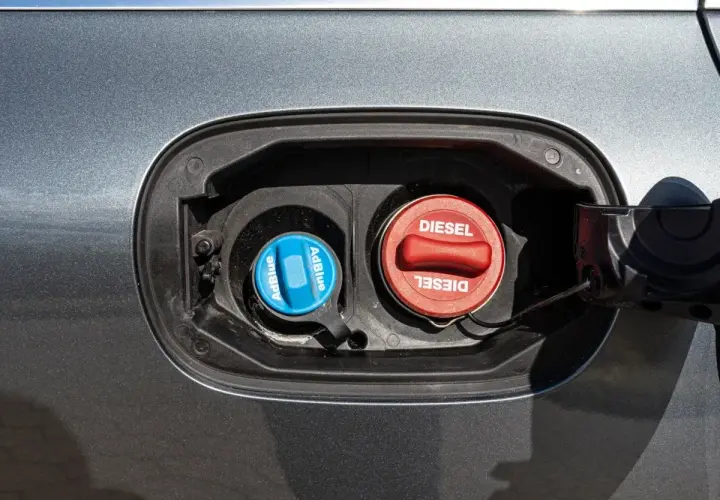 Dwa korki wlewu paliwa samochodu: czerwony z napisem DIESEL i niebieski z napisem AdBlue. To ważne, by wiedzieć, adblue co to jest i gdzie go dolać.