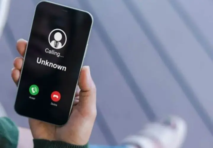Ein iPhone zeigt einen eingehenden Anruf von einer unbekannten Nummer an. Die Optionen "Annehmen" und "Ablehnen" sind sichtbar.