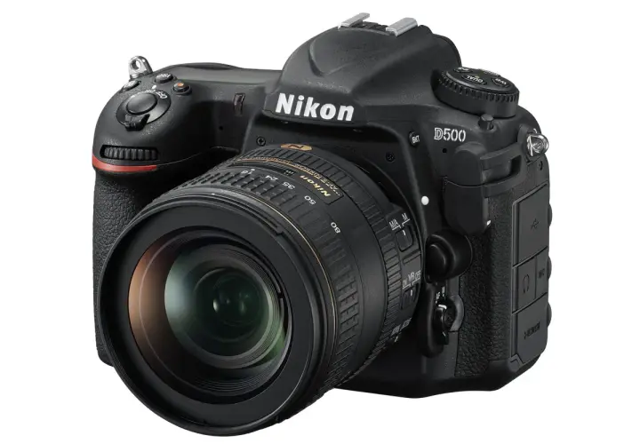 Profesjonalna lustrzanka Nikon D500 z obiektywem. Idealna do uchwycenia każdej chwili, czy to cyfrowy aparat, czy lustrzanka.