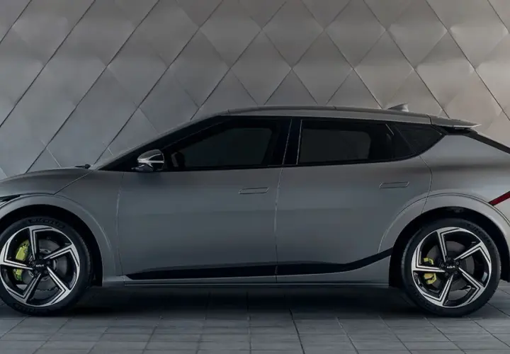 Szary Kia EV6 na tle geometrycznej ściany. Sprawdź atrakcyjną kia ev6 cena i zamów już dziś!