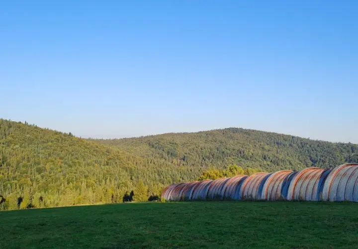 Zardzewiałe tunele na tle zielonych Beskidów. Niezwykłe **beskidy atrakcje** czekają na odkrycie.
