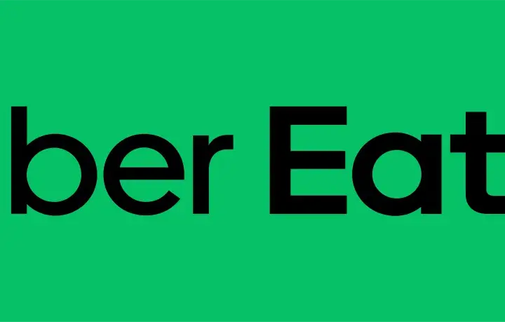 Zielony ekran z czarnym napisem "Uber Eats". Idealny na voucher Uber Eats dla miłośników jedzenia.