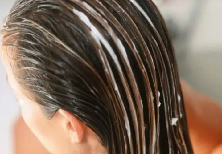 Cabello castaño con tratamiento blanco, mostrando para que sirve el serum para el pelo: hidratación y brillo.