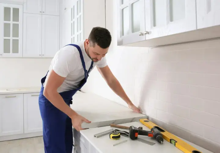 Jak przymocować blat do ściany? Poradnik DIY krok po kroku