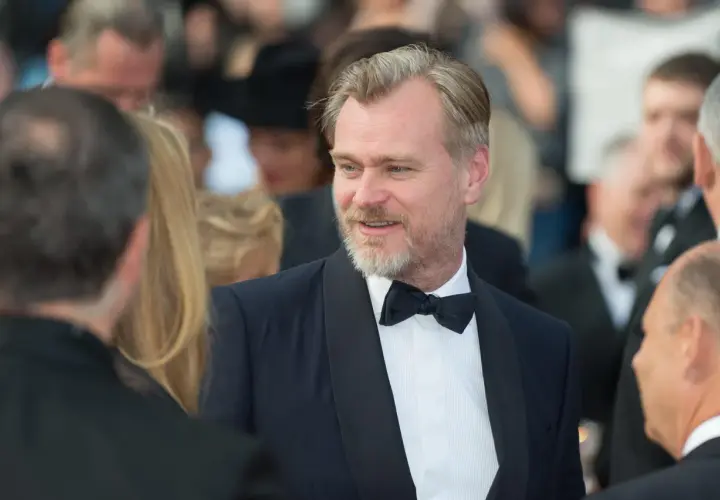 Christopher Nolan, twórca kultowych filmów, w eleganckim smokingu.