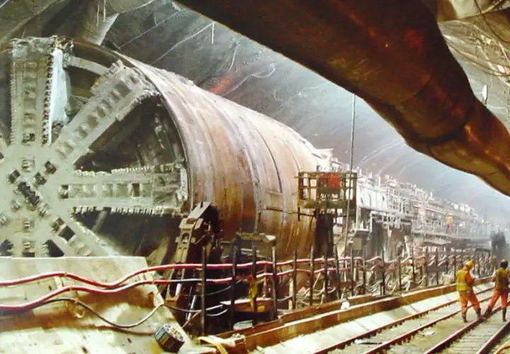 Gigantyczna wiertnica drąży tunel. Wyobraź sobie, że za kilka lat tą trasą pojedziesz eurotunel samochodem.