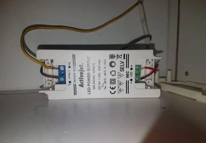Zasilacz LED Activejet, po wyłączeniu zasilania, może powodować, że **ledy migają** z powodu pozostałego ładunku.