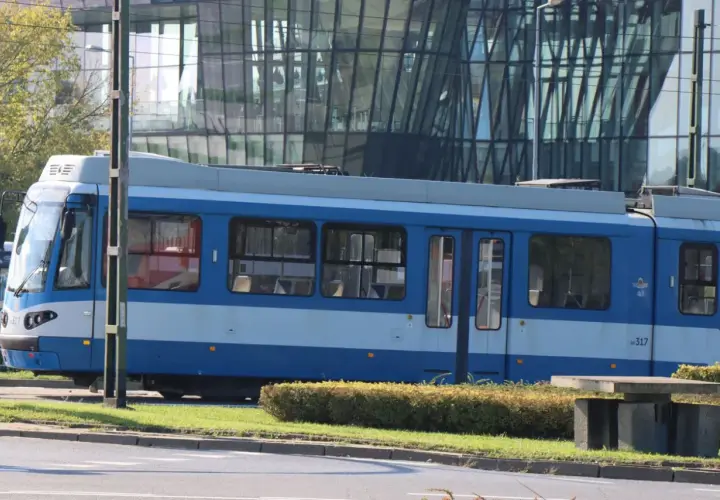 Niebieski tramwaj w Krakowie. Dowiedz się, jak kupić bilet na tramwaj w Krakowie, aby podróżować po mieście.