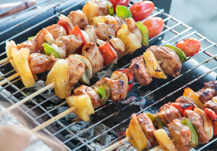 Szaszłyki drobiowe z ananasem, papryką i pomidorkami na grillu.