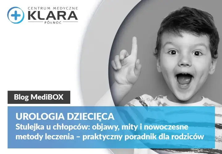 Uśmiechnięty chłopiec z uniesionym palcem, symbolizujący rozwiązanie problemu stulejki u dziecka. Poradnik dla rodziców.