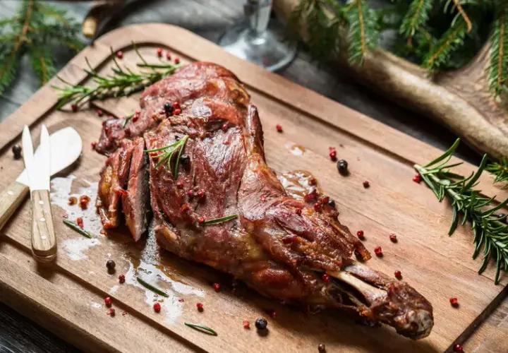 Jak upiec udziec z sarny, aby był soczysty i aromatyczny?