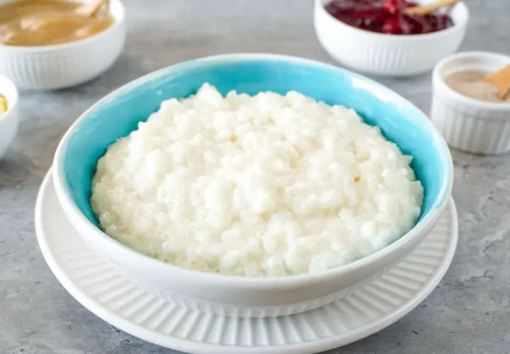 Cremiger Milchreis, perfekt für ein einfaches Milchreis Rezept. Dazu Apfelmus und Kirschen.