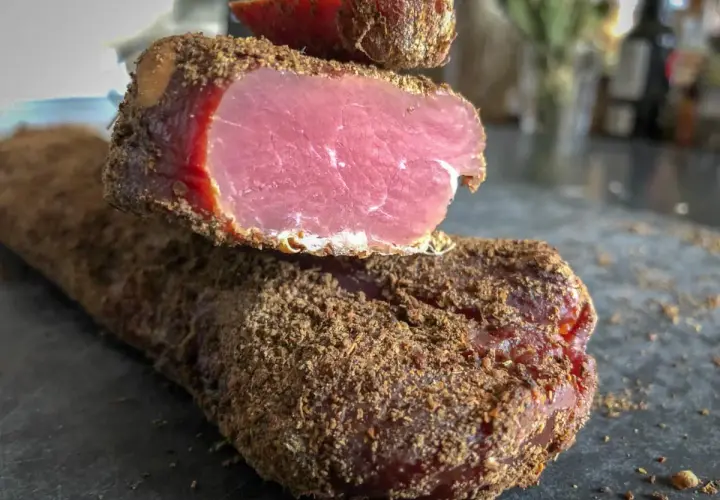 Un filet mignon fumé, prêt à être dégusté. Une recette maison qui promet saveur et authenticité.