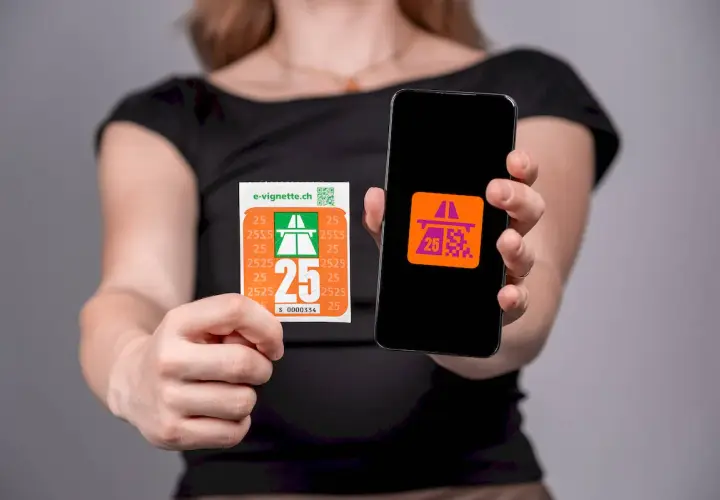 Elektroniczna winieta na szwajcarskie drogi płatne i jej cyfrowy odpowiednik na ekranie smartfona.