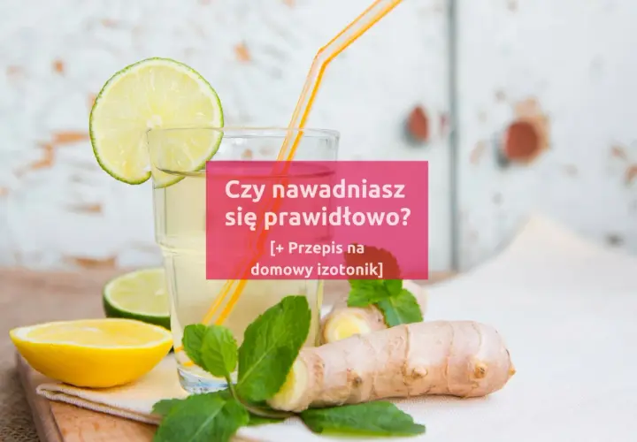 Szklanka z napojem, plasterki cytryny, limonki, mięta i imbir. Czy wiesz, jak zrobić izotonik?