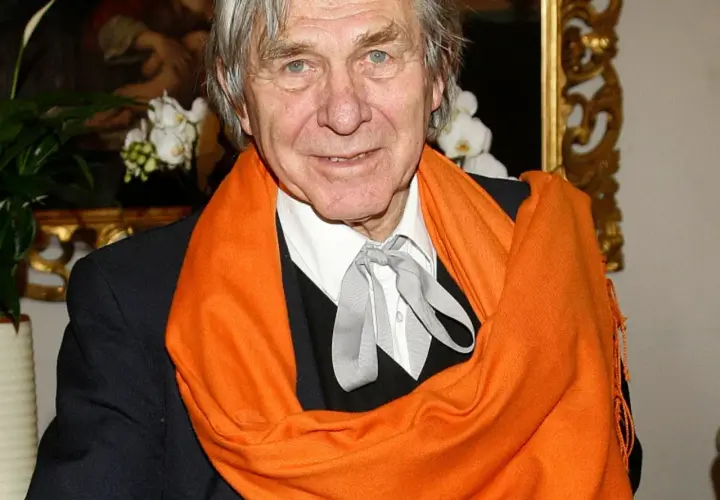 Wojciech Siemion, znany z wielu filmów, w pomarańczowym szalu i z szarym krawatem.