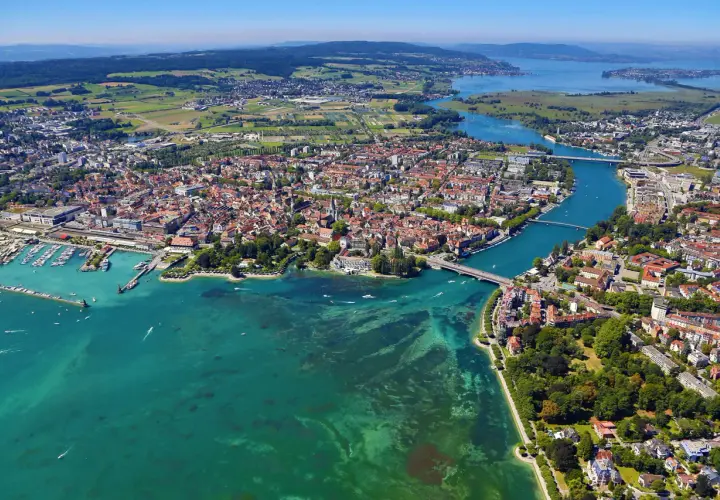 Blick über Konstanz, ein malerischer Ort am Bodensee, mit seinem Hafen, der Altstadt und dem glitzernden Wasser.