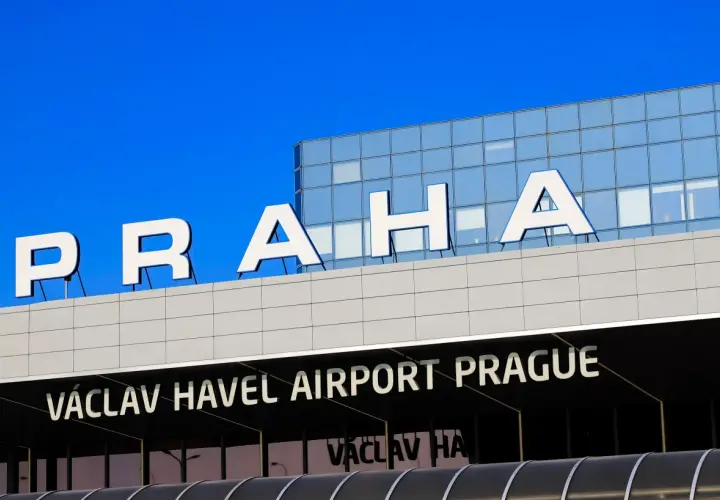 Litery "PRAGA" na nowoczesnym lotnisku. Planujesz loty do Pragi? To właśnie stąd wystartujesz!