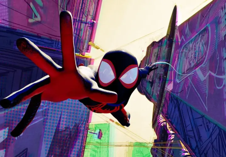 Miles Morales sfreccia tra i grattacieli colorati, un'immagine iconica per le recensioni di Spider-Man: Across the Spider-Verse.
