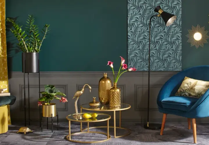 Elegancki salon z turkusowym fotelem i złotymi akcentami. Co to znaczy golden? To blask wazonów, figurki żurawia i ozdobnych luster.