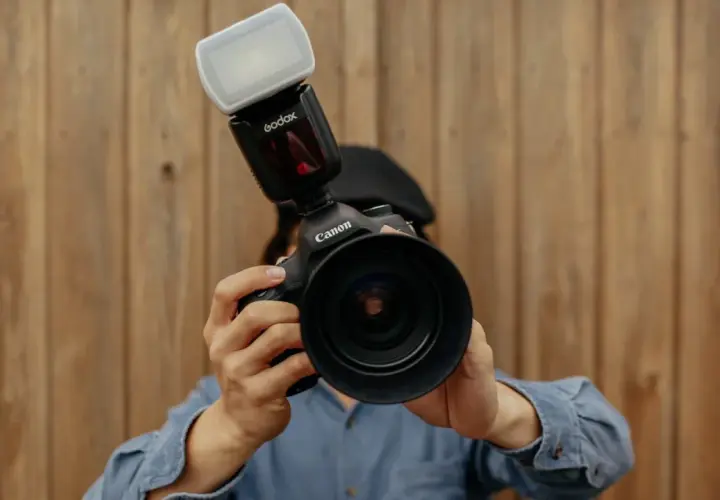 Persona con una Canon e un flash Godox, pronta a scattare.