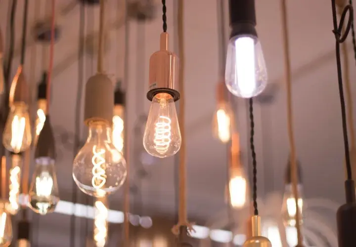 Varias bombillas Edison cuelgan, algunas con casquillo G9, creando un ambiente cálido y acogedor.